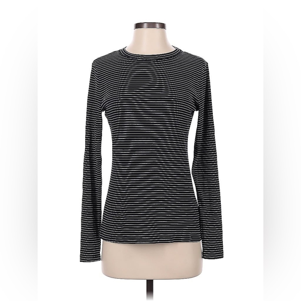 Universal Thread Long Sleeve t-shirt